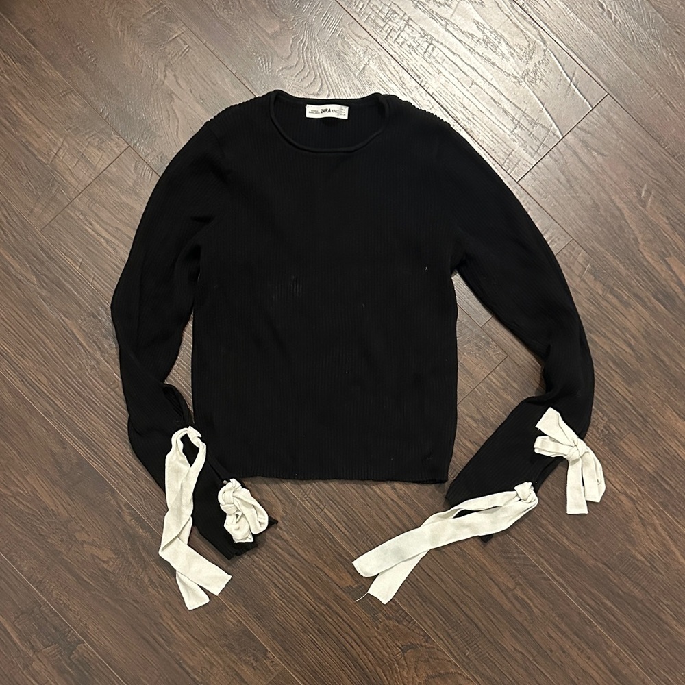 Ribbed sweater with bow details